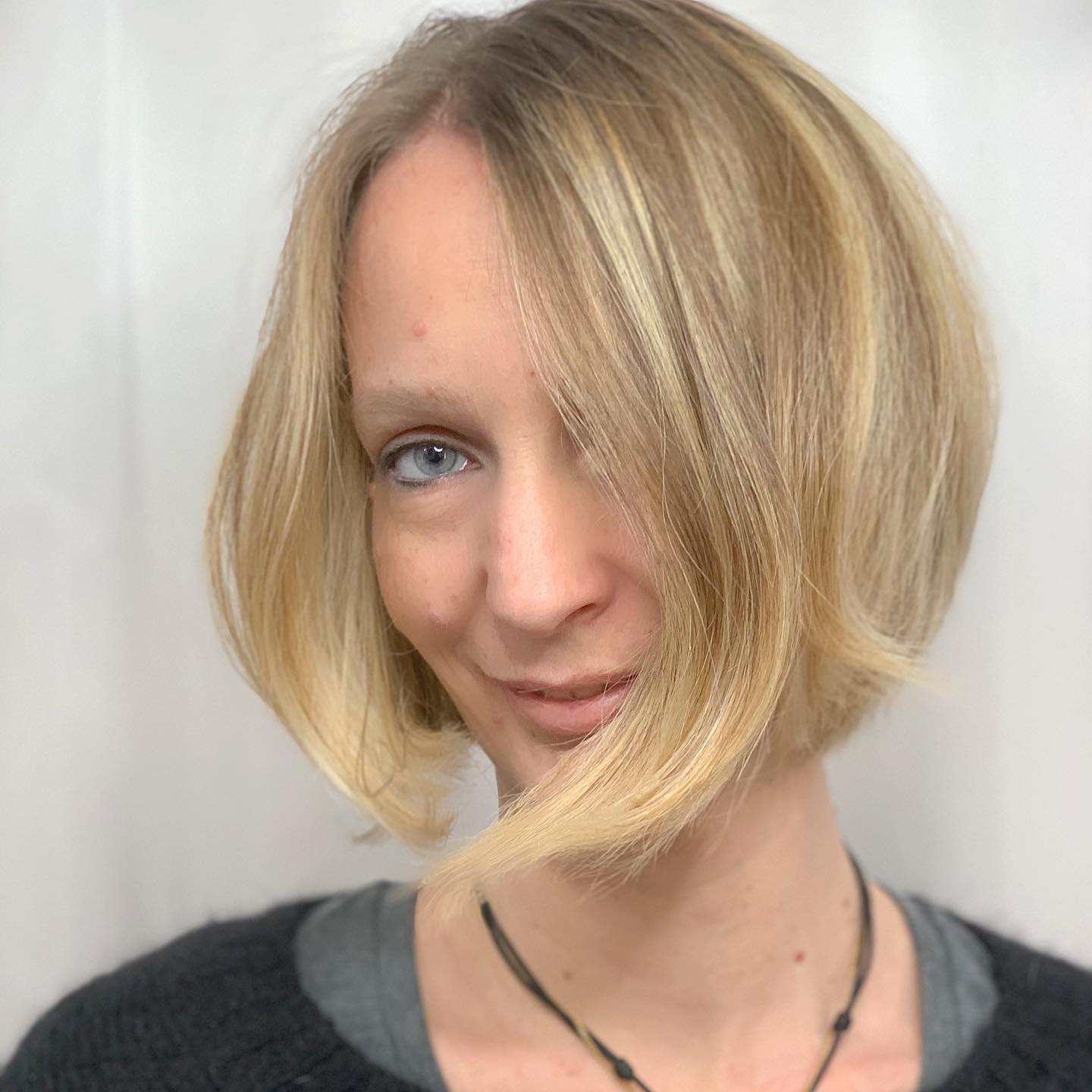 Réalisation d’un carré plongeant et d’un balayage sunlight pour sublimer la coupe 👌🏻👩🏼💛☀️ Réalisation d’un carré plongeant et d’un balayage sunlight pour sublimer la coupe 👌🏻👩🏼💛☀️