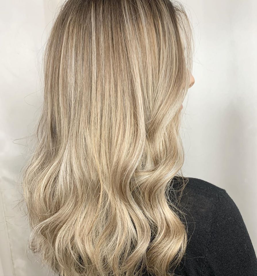 Réalisation d’un balayage blond pour donner du pep's à la coiffure grâce à ses jolies couleurs ensoleillées. ☀️✨👌🏻👩🏼